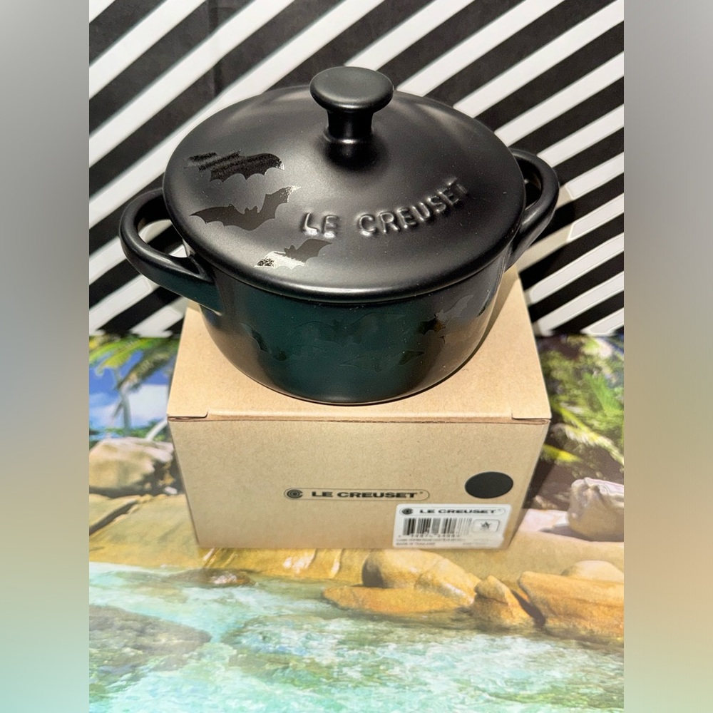 NIB Le Creuset Halloween Licorice Matte Black 10CM Halloween Bat Cocotte RARE - Picture 7 of 13
